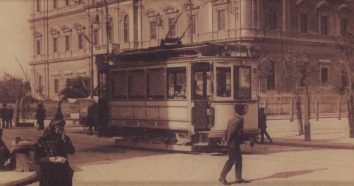 La storia di tram e filobus, il cui ricordo si perde nei lunghi cavi che graffiano il cielo di Bari